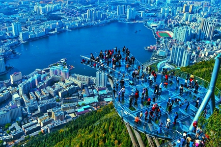 Glass skywalk becomes new tourist magnet in Gejiu, S Yunnan