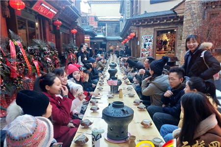 Long-table feast held in Shangri-La for new year
