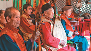 Enjoying the Naxi ancient music in Lijiang 