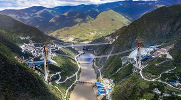 First steel girder fixed on bridge of Lijiang-Shangri-La railway