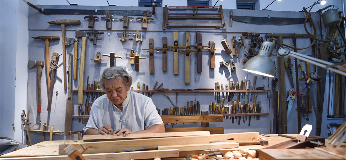Intangible heritage inheritor promotes woodworking skills
