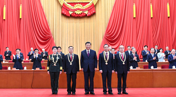 Xi presents medals to COVID fighters