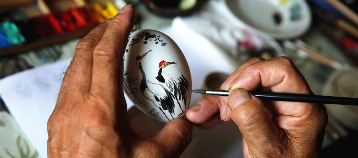 Nantong retiree crazy about egg painting