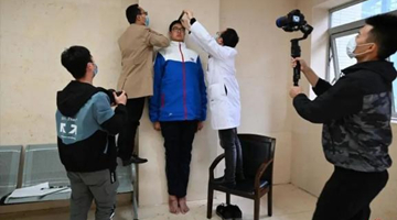 14-year-old Chinese boy measures 2.21 meters tall
