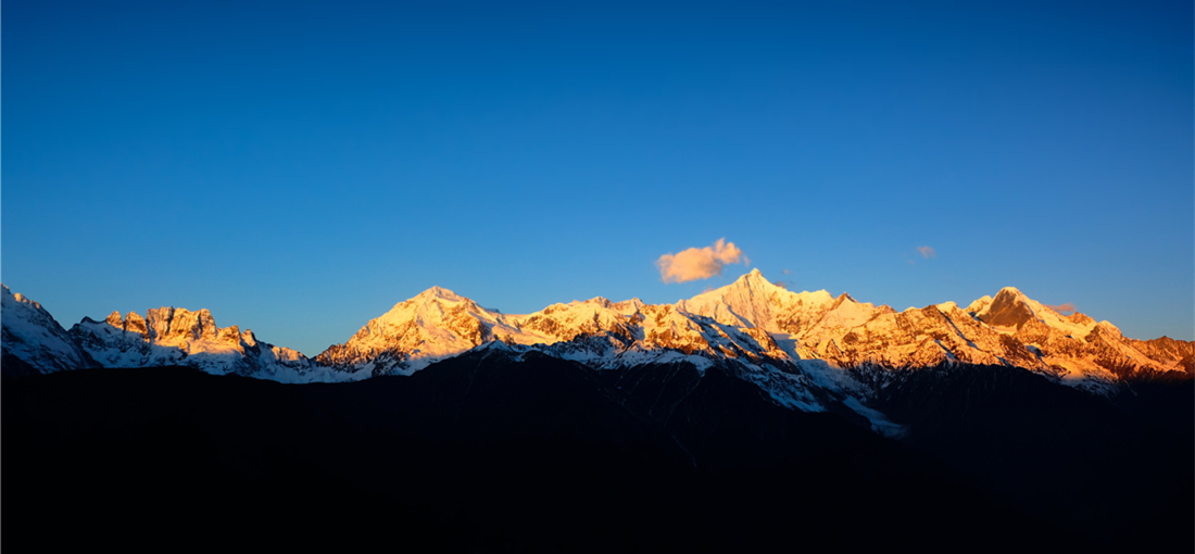 Scenery of Meili Snow Mountains at sunrise in Yunnan 
