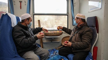 Zhaotong farmers increase income selling apples on train
