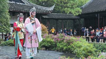 Traditional operas increasingly staged in old courtyards