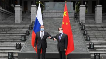 Chinese FM meets Russian counterpart 