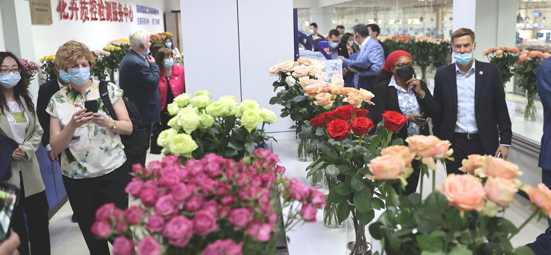 Diplomats visit flower market, university in Yunnan