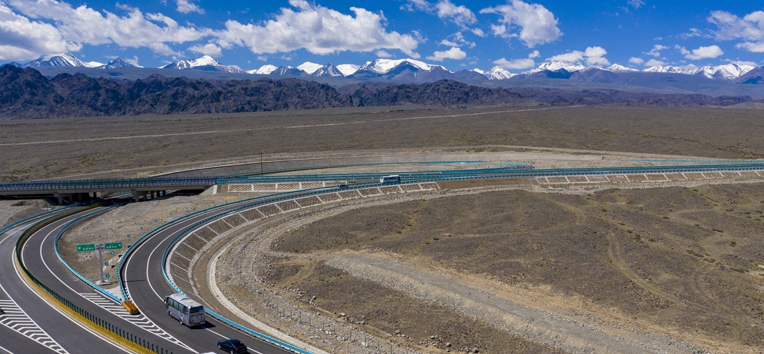 World's longest desert-crossing expressway in full operation