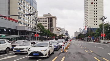 Tidal lane robots go on duty in Kunming