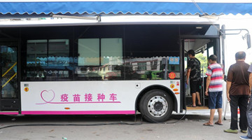 Mobile vaccination buses sent to communities, rural areas in Hengyang
