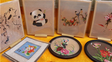 Naxi embroidery store creates needle work in Lijiang