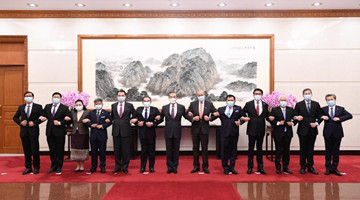 Chinese FM meets ASEAN diplomatic envoys