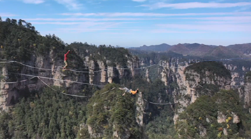Slackline walkers compete at altitude of over 1,000 meters in China