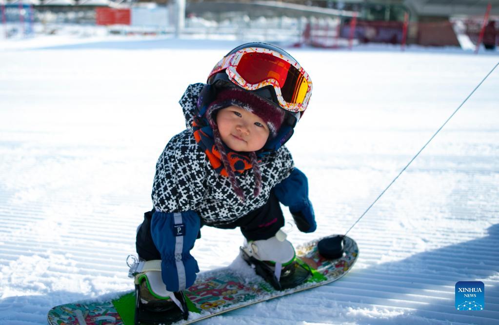 11-month-old baby snowboarder sweeps internet in China