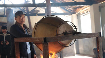 Roasting tea brings warmth for winter in Zhenyuan