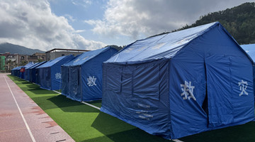 Tents put up overnight for the quake-affected in Jiangcheng