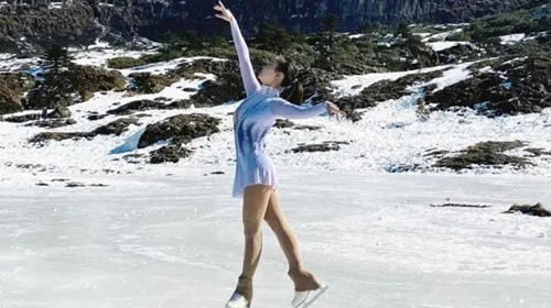 Figure skating enthusiast shows her stuff on frozen lake