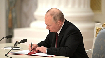 Putin signs decrees recognizing two 