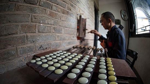 Traditional craft-making techniques for producing Yongzi go pieces undergo revival in Yunnan