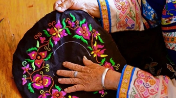 Go deep in Lijiang: Senior lady passes on embroidery
