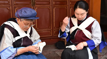 Go deep in Lijiang: Hongmei inherits Naxi woman costume