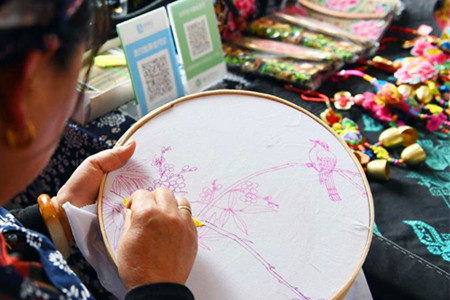 Handicraft making enriches local females in Qujing, NE Yunnan