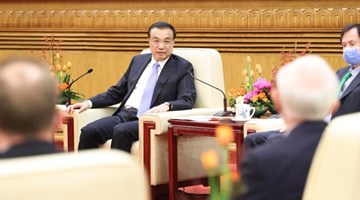 Chinese premier holds symposium with foreign experts in China