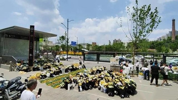 Flowers laid at Zhengzhou metro station for flood victims