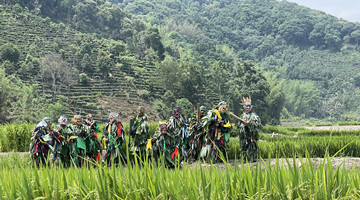 Heha villagers dance to worship mountains 