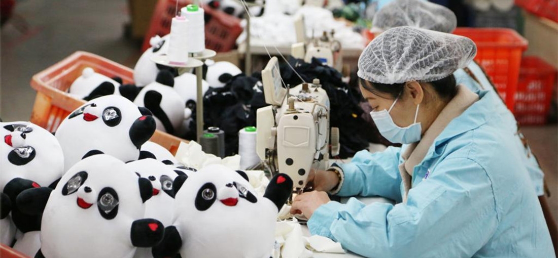 Manufacturer in Jinjiang resumes production of Bing Dwen Dwen merchandise